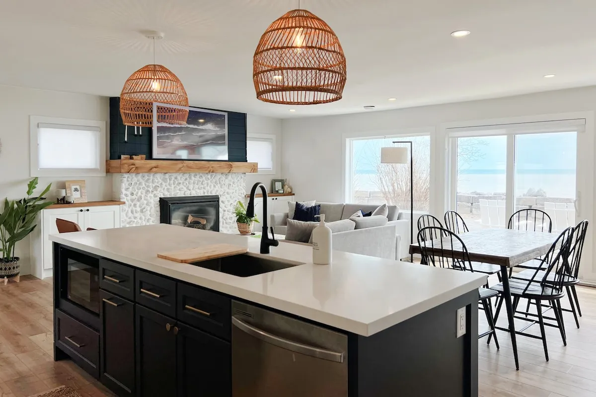 Cedar – spacious lakefront family cottage with big decks in Turkey Point, Ontario