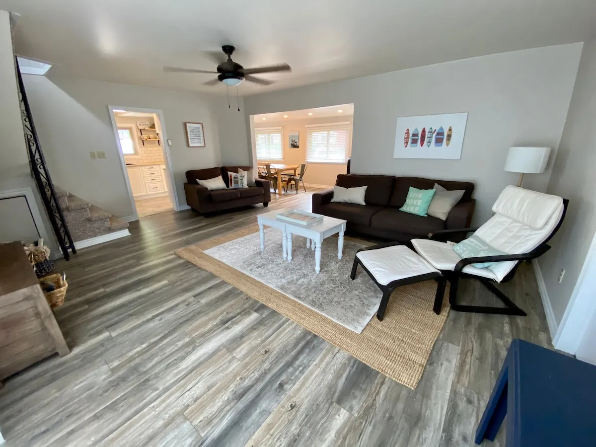 Spacious living room with ceiling fan at Harold cottage